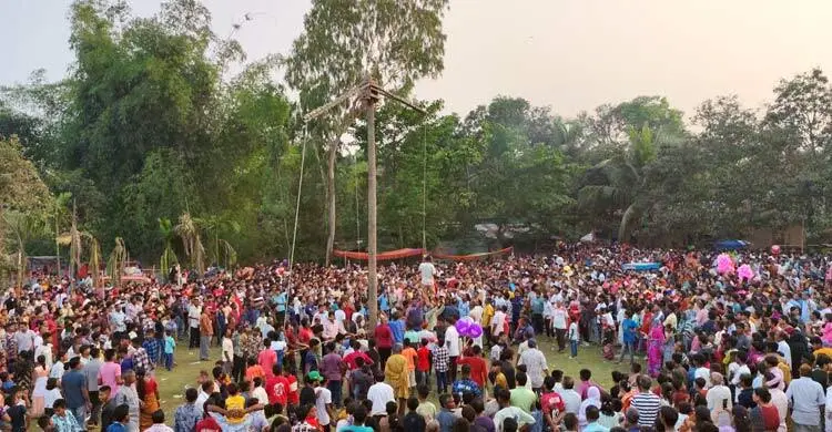 চড়ক ঘোরানোর সময় ভেঙে পড়লো বাঁশ, অল্পের জন্য রক্ষা ভক্তের