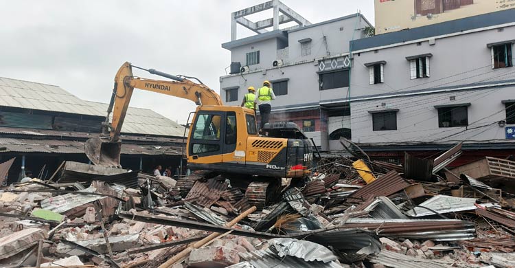 দিনাজপুরে সড়ক বিভাগের জায়গায় গড়ে ওঠা অবৈধ স্থাপনা উচ্ছেদ শুরু