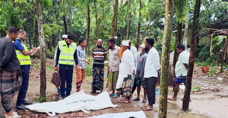 দিনাজপুরে দাঁড়িয়ে থাকা বালুর ট্রাকে চলন্ত বাসের ধাক্কায় নিহত ২