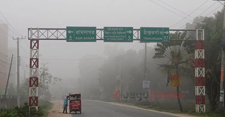 চৈত্রের সকালে কুয়াশার দেখা মিললো দিনাজপুরে