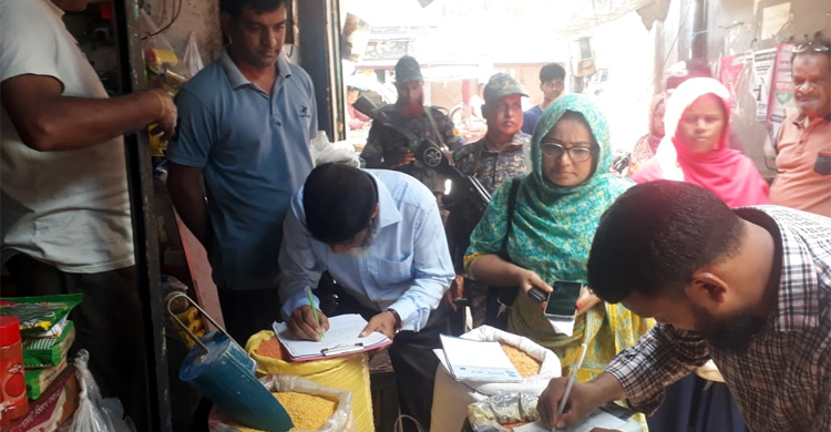 দিনাজপুরে আলু-পেঁয়াজের ৪ দোকানকে জরিমানা