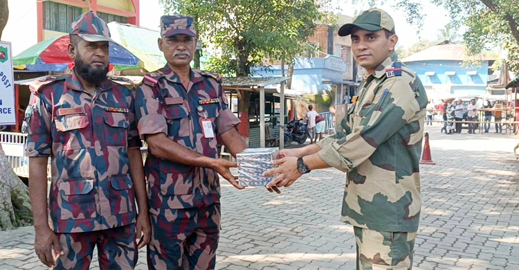 বিএসএফকে মিষ্টি উপহার দিয়ে বিজিবির দুর্গাপূজার শুভেচ্ছা