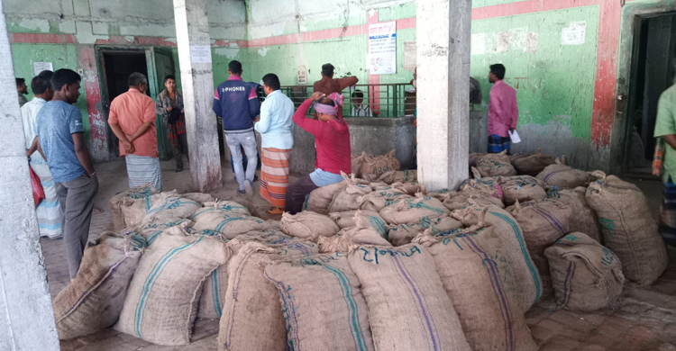 দিনাজপুরে হিমাগারে অভিযান, ৪৯৪ বস্তা আলু জব্দ