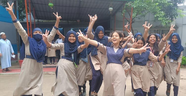 দিনাজপুর বোর্ডে এগিয়ে মেয়েরা
