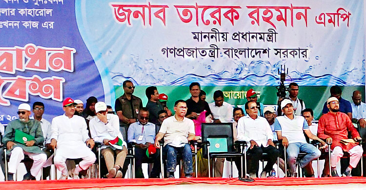 খাল খনন উদ্বোধনের পর কর্দমাক্ত অবস্থায় মঞ্চে উঠলেন প্রধানমন্ত্রী