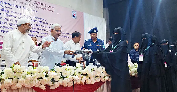 অনুষ্ঠানে ফুল কেনার টাকায় জায়নামাজ ও গীতা দিলেন মন্ত্রী জাহিদ হোসেন