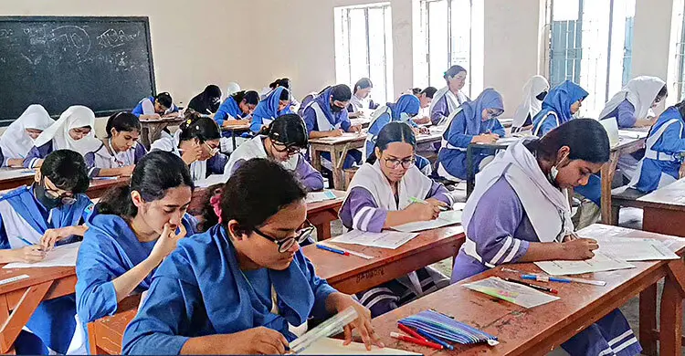 দিনাজপুর বোর্ডে অনুপস্থিত সহস্রাধিক, বহিষ্কার ১