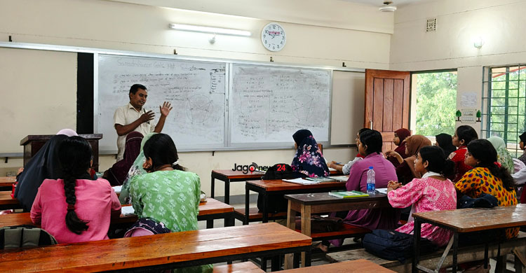 বিদ্যালয় ও ছাত্রীদের জীবন একসঙ্গে গড়ে চলেছেন শিক্ষক রতন কুমার