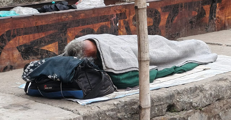 হিমেল হাওয়ায় শীতে কাঁপছে দিনাজপুর