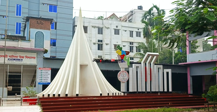 বিদ্যালয় ও ছাত্রীদের জীবন একসঙ্গে গড়ে চলেছেন শিক্ষক রতন কুমার