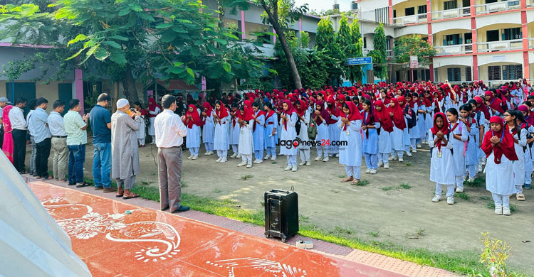 বিদ্যালয় ও ছাত্রীদের জীবন একসঙ্গে গড়ে চলেছেন শিক্ষক রতন কুমার