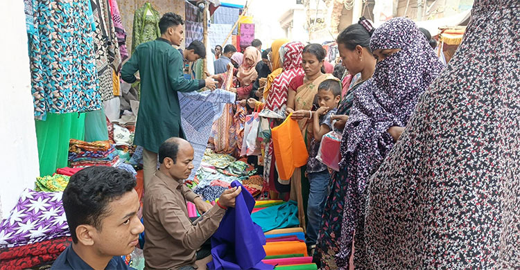 রমজানের প্রথম শুক্রবারেই জমজমাট দিনাজপুরের বউবাজার