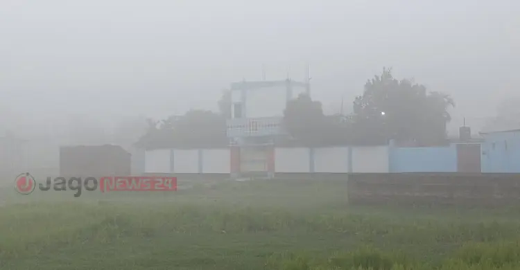 চৈত্রের সকালে কুয়াশার দেখা মিললো দিনাজপুরে