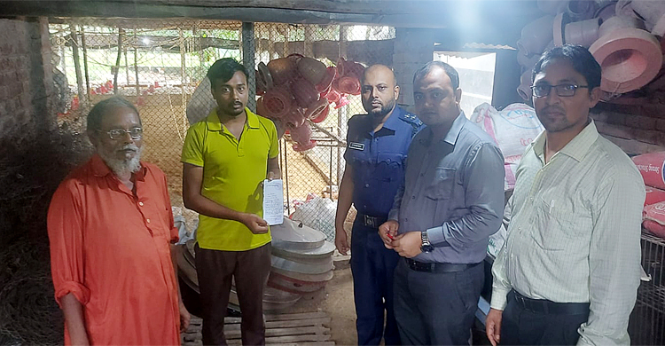 অসুস্থ মুরগি বিক্রি করায় খামারিকে জরিমানা