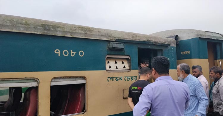 দিনাজপুরে দোলনচাঁপা এক্সপ্রেসের বগি লাইনচ্যুত