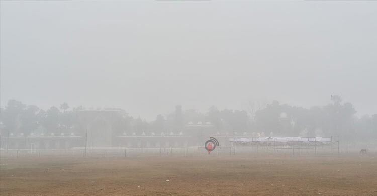 দিনাজপুরে হিমেল হাওয়ায় কনকনে শীত