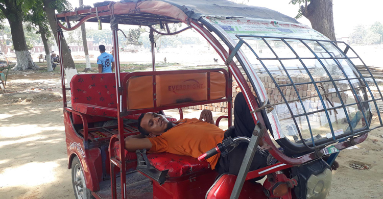 তীব্র গরমে বিপর্যস্ত দিনাজপুরের জনজীবন