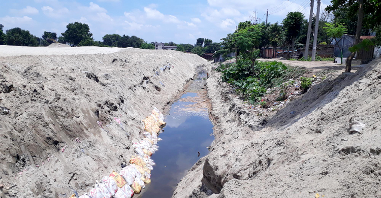 দিনাজপুরের সেই ড্রেন দিয়ে পানি প্রবাহ শুরু