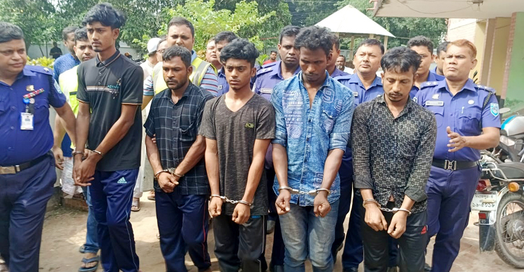 বীরগঞ্জে কঙ্কাল চুরির সময় ৫ যুবক গ্রেফতার