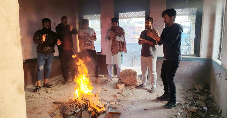 স্লোগান দিয়ে দুপুরে কার্যালয়ে আ’লীগ নেতাকর্মীরা বিকেলে আগুন