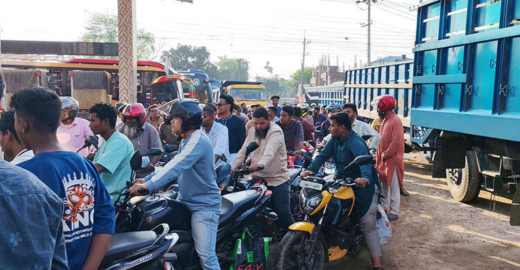 দিনাজপুরে জ্বালানি তেলের জন্য ছোটাছুটি