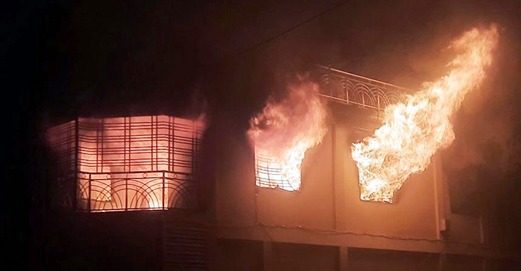 দিনাজপুরে সাবেক নৌ-প্রতিমন্ত্রী ও দুই মেয়রের বাড়িতে অগ্নিসংযোগ