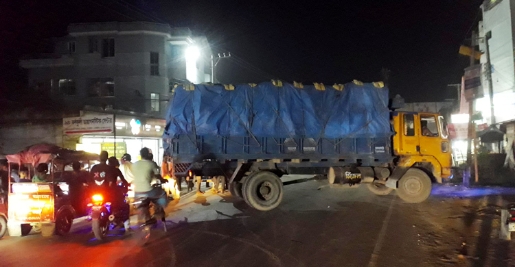 বাইককে টেনে-হিঁচড়ে ১৫০ গজ দূরে নিয়ে গেলো ট্রাক, যুবক নিহত