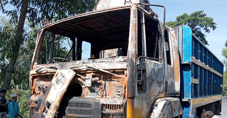 মধ্যরাতে ধানবোঝাই ট্রাকে আগুন দিলো দুর্বৃত্তরা