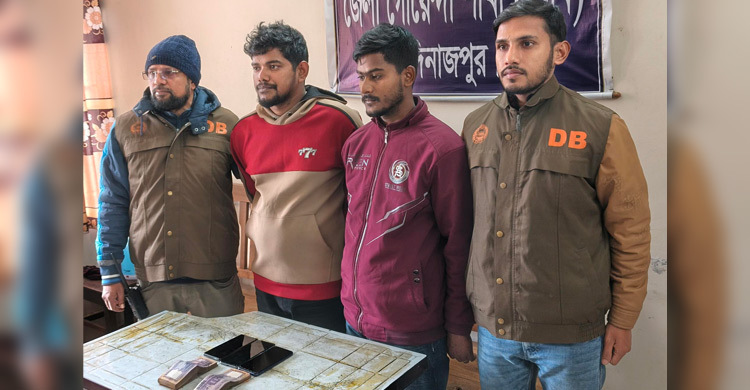 পুলিশ বক্স স্থাপনের কথা বলে প্রার্থীর কাছ থেকে টাকা আদায়, আটক ২