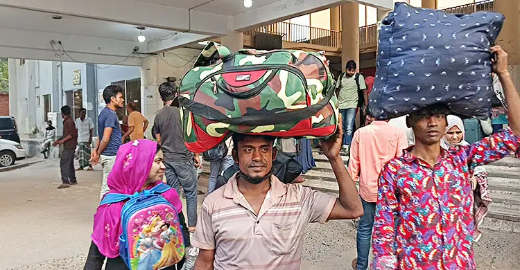 সাড়ে ছয় ঘণ্টা বিলম্বে ছাড়ে ট্রেন, যাত্রীদের দুর্ভোগ