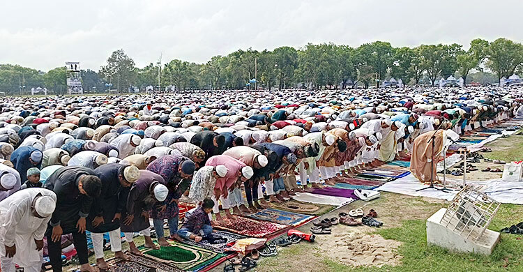 গোর-এ শহীদ ময়দানে লাখো মুসল্লির ঈদের নামাজ আদায়