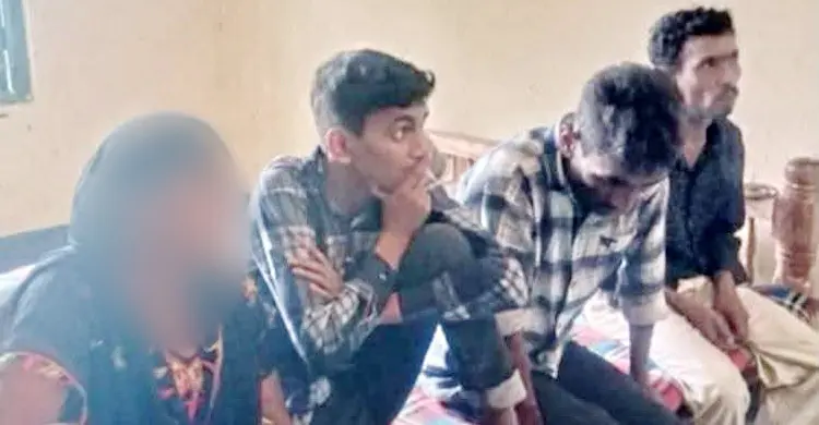সীমান্তে অনুপ্রবেশ করে স্থানীয়দের হাতে আটক ৪