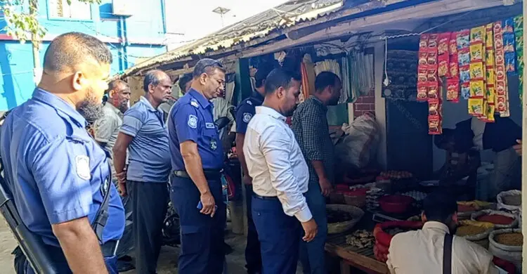 নবাবগঞ্জে বিভিন্ন অনিয়মের দায়ে পাঁচ প্রতিষ্ঠানকে জরিমানা