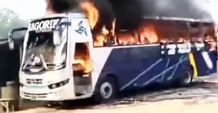 দিনাজপুরে বাসে আগুন