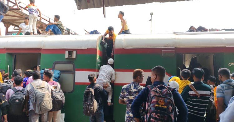 আসনের দ্বিগুন যাত্রী ছাদে নিয়ে ফিরছে ট্রেন