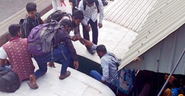 আসনের দ্বিগুণ যাত্রী ছাদে নিয়ে ফিরছে ট্রেন