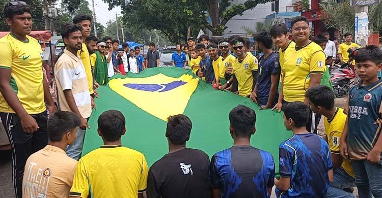 বৃষ্টি উপেক্ষা করে আনন্দ শোভাযাত্রায় ব্রাজিল সমর্থকরা