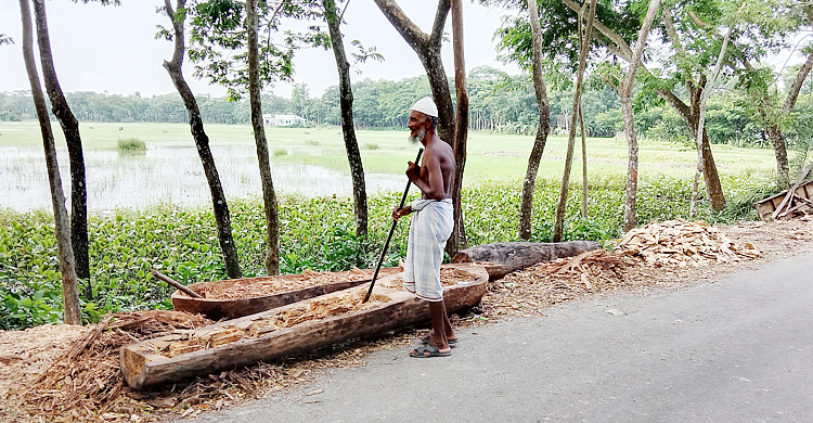 আজিজ মল্লিকের চেষ্টায় টিকে আছে তালের ডিঙি