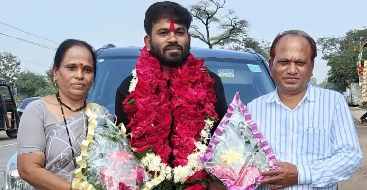 আন্দোলন থামতেই বিয়ের পিঁড়িতে বসছেন ককরোচ পার্টির অভিজিৎ!