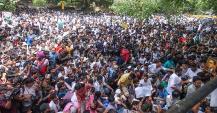 ‘ইনকিলাব জিন্দাবাদ’ স্লোগানে উত্তাল দিল্লি