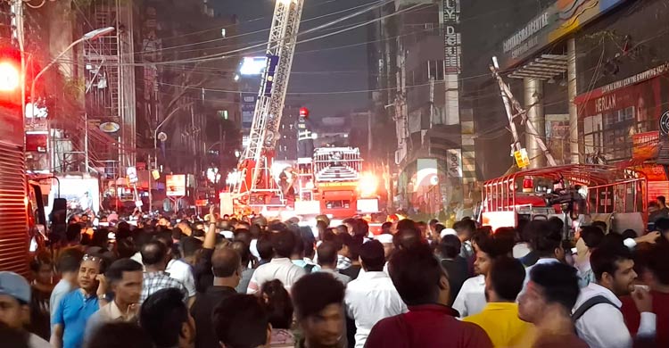 আতঙ্কে ভবনের &lsquo;গ্লাস ভেঙে লাফ&rsquo; দেন কয়েকজন