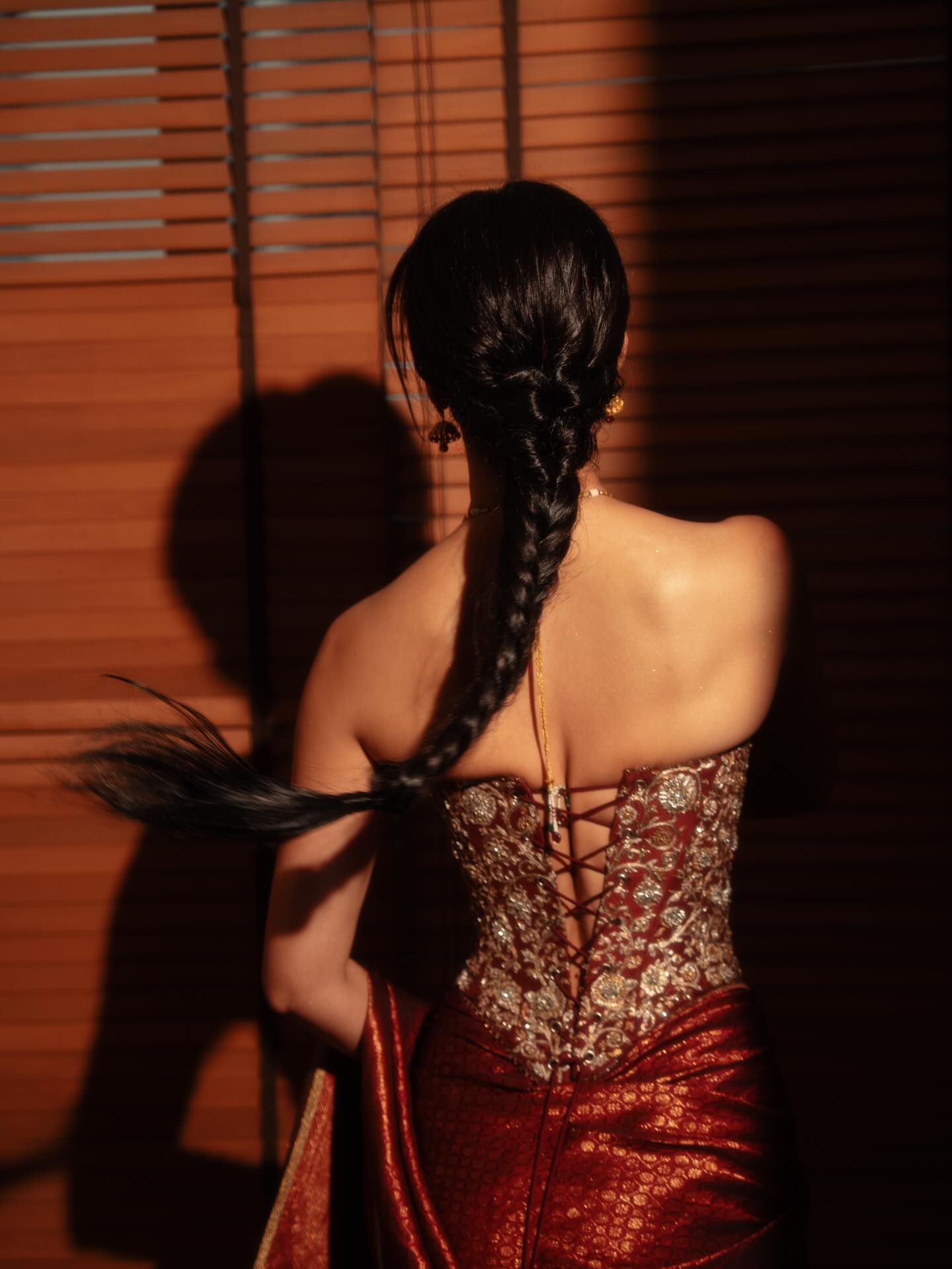 তরুণ তাহিলিয়ানির শাড়িতে লাস্যময়ী দিশা