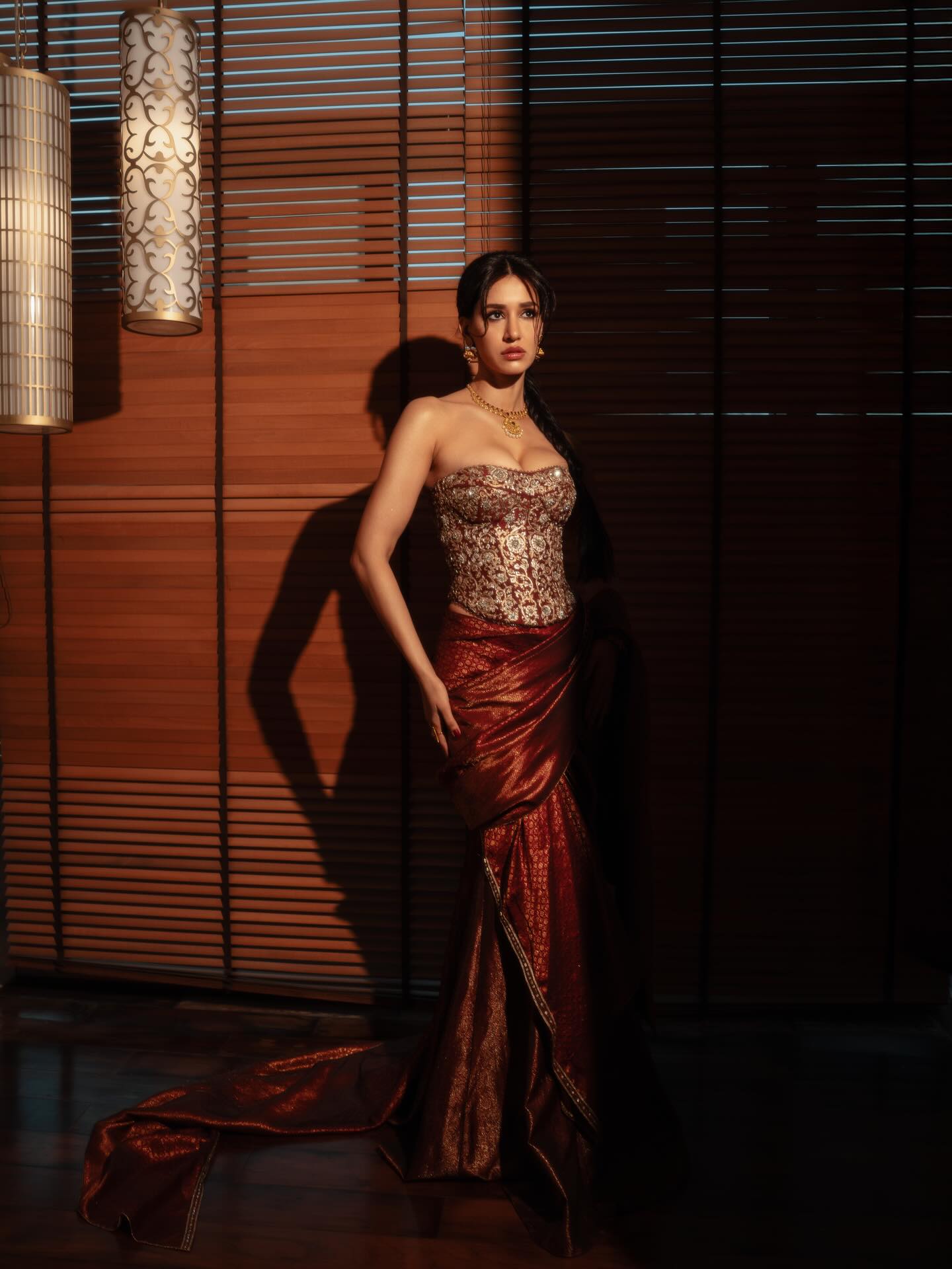 তরুণ তাহিলিয়ানির শাড়িতে লাস্যময়ী দিশা