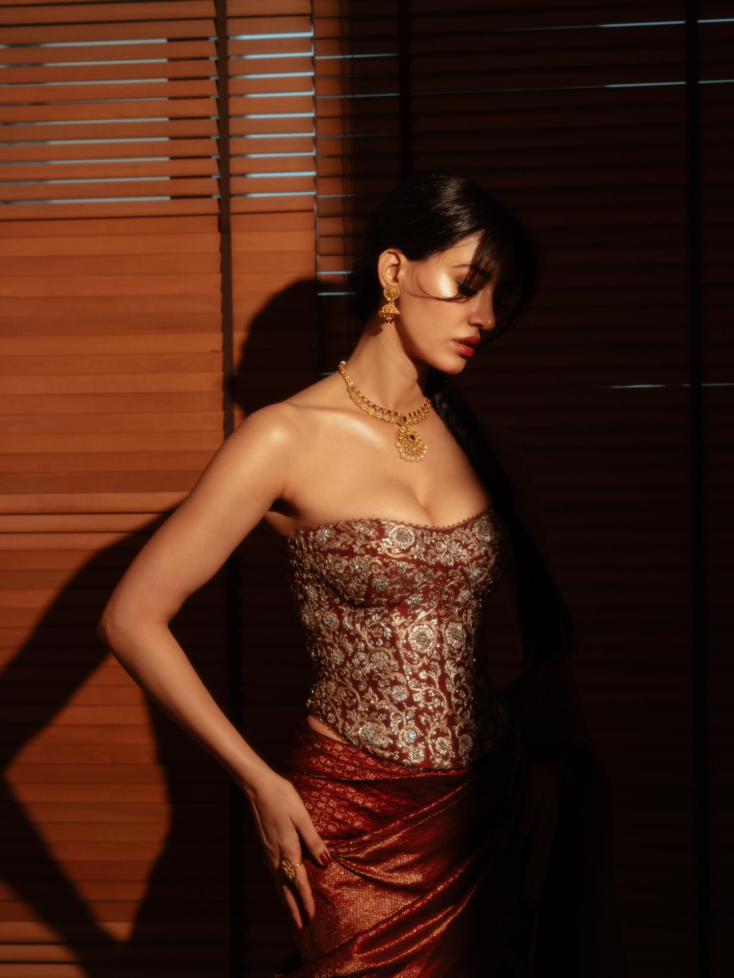 তরুণ তাহিলিয়ানির শাড়িতে লাস্যময়ী দিশা