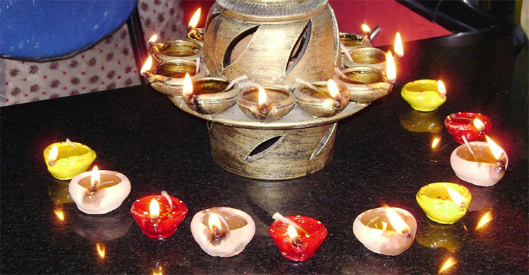 দীপাবলির প্রদীপ জ্বালানোর সময় সচেতন হোন