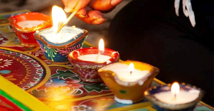 দীপাবলির প্রদীপ জ্বালানোর সময় সচেতন হোন