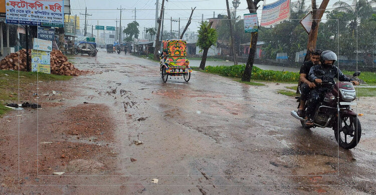 সড়কে খানাখন্দ আর জলাবদ্ধতা,ভোগান্তির শেষ নেই