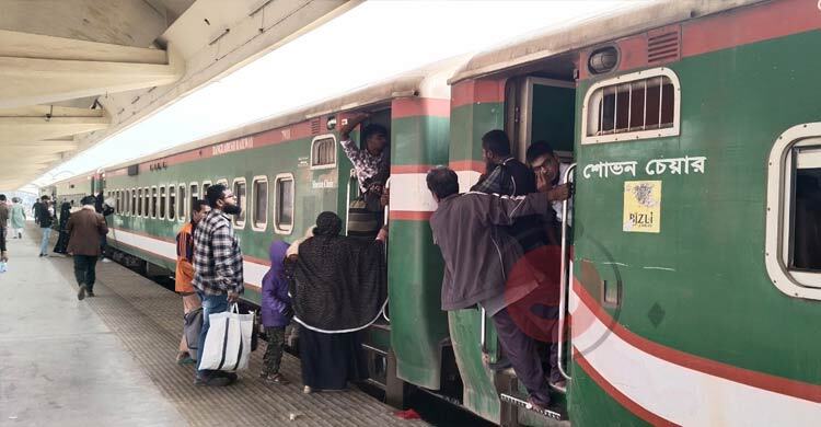 ভোটের টানে গ্রামের পথে ছুটছে মানুষ