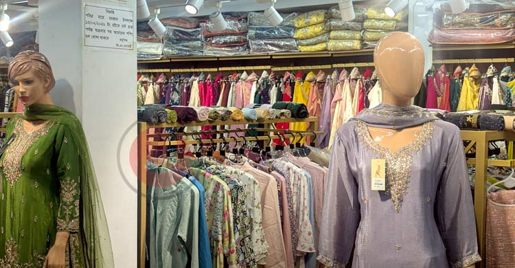 টেরিবাজারে জমজমাট কেনাবেচা, গভীর রাত পর্যন্ত ক্রেতাদের ভিড়