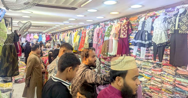 টেরিবাজারে জমজমাট কেনাবেচা, গভীর রাত পর্যন্ত ক্রেতাদের ভিড়